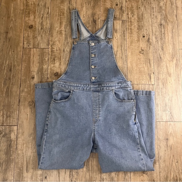 Levi's Pants - Woman's Levi's Denim Overalls Light Wash Red Tab Size-32